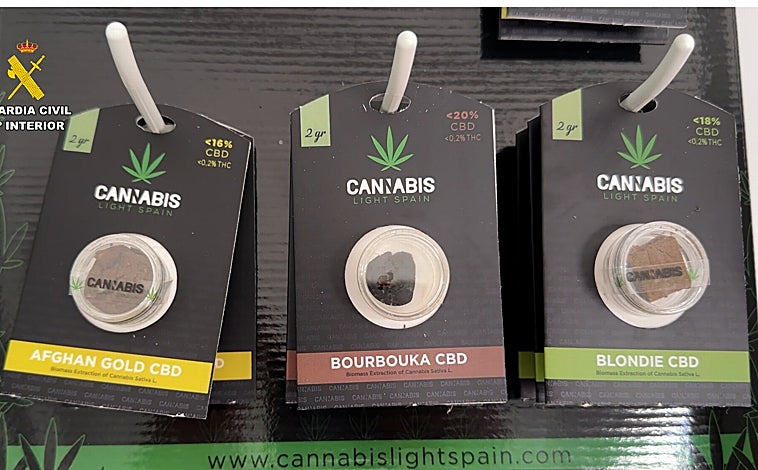 Imagen principal - Desarticulada en Conil una de las mayores empresas de distribución de derivados del cannabis en España