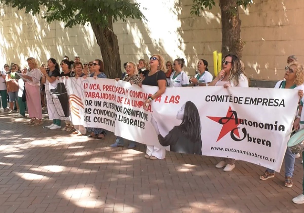 Trabajadoras de limpieza de la UCA manifestándose.