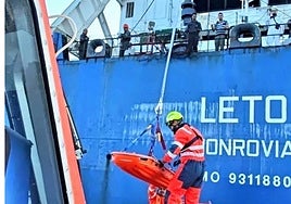 Rescatan a un tripulante herido grave tras una caída en un buque próximo al puerto de Algeciras