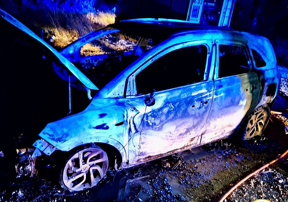 El vehículo quedó totalmente calcinado