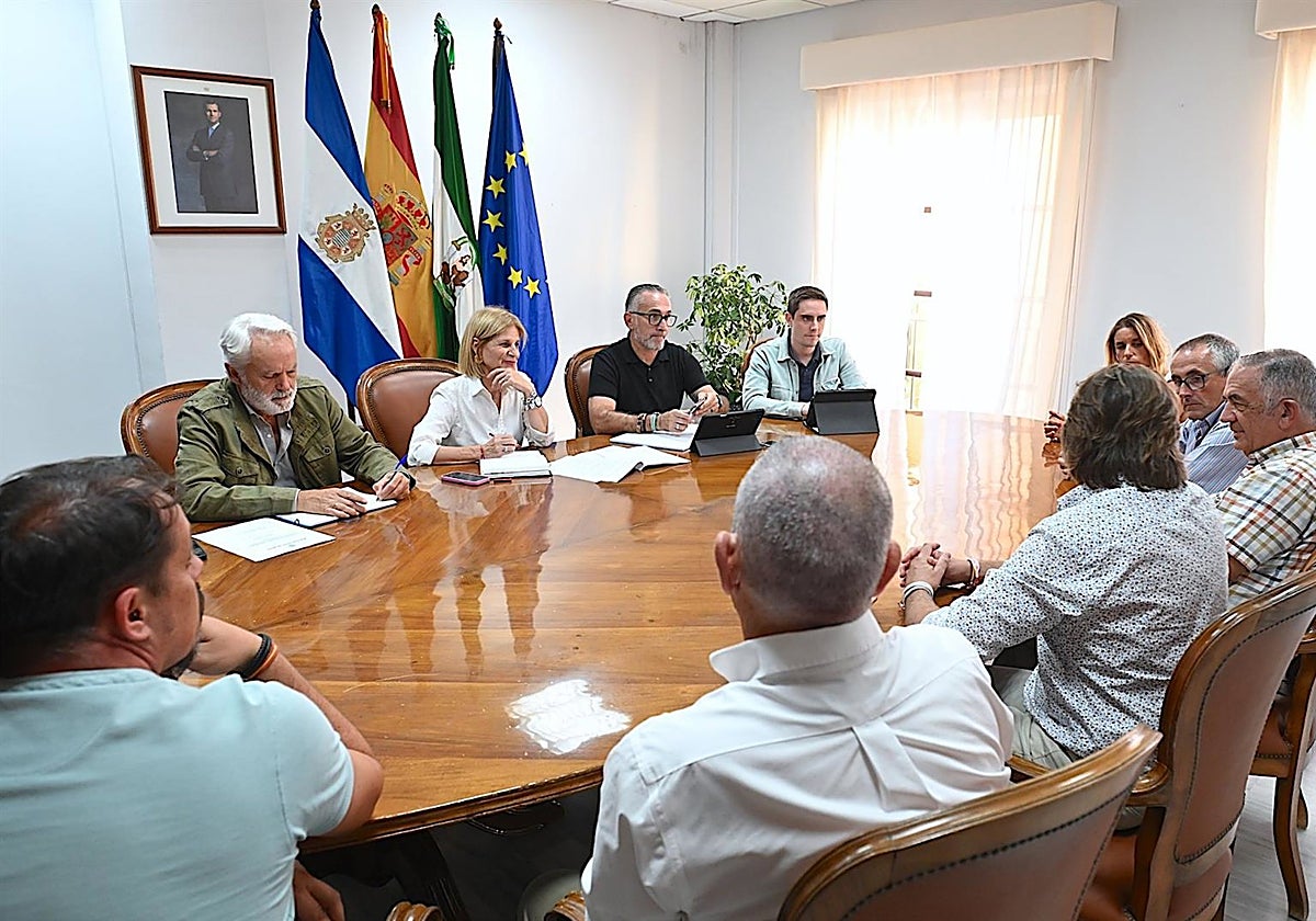 La alcaldesa, con responsables del Jerez Industrial y miembros del Gobierno local