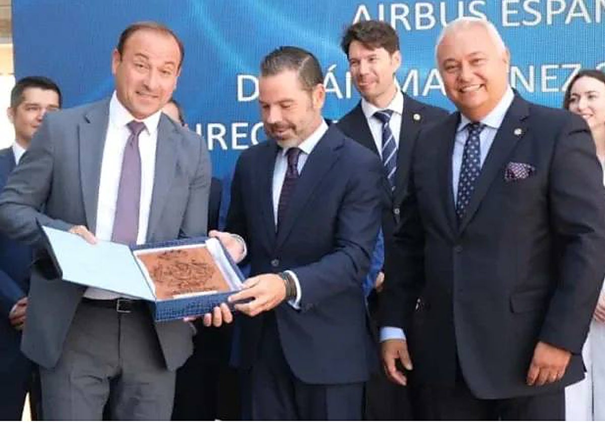 Iván Martínez recoge el premio Ingenio Gaditano, concedido por COGITI a Airbus