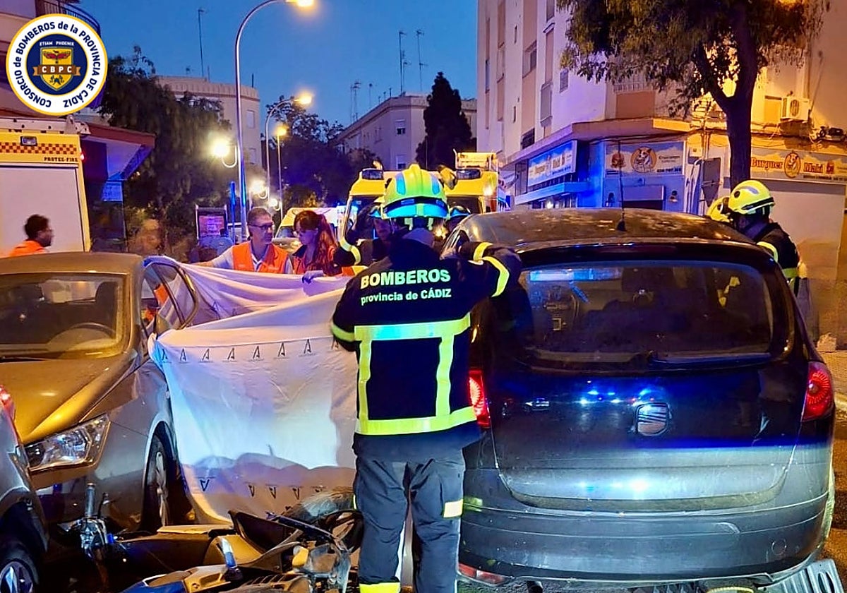 Bomberos y sanitarios en el lugar del accidente.