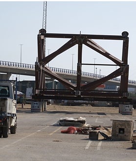 Imagen secundaria 2 - En la imagen superior, aspecto que presenta el patio de la factoría. En las dos inferiores, actuación sobre unos terrenos anexos a la factoría que servirán para almacenar suministros