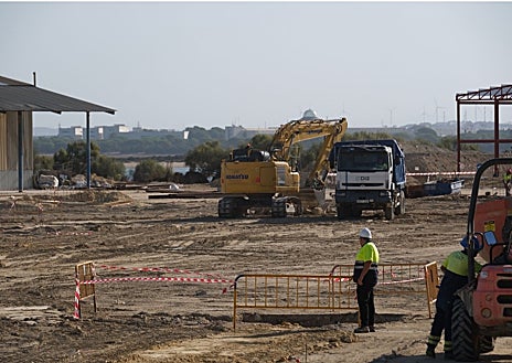 Imagen secundaria 1 - En la imagen superior, aspecto que presenta el patio de la factoría. En las dos inferiores, actuación sobre unos terrenos anexos a la factoría que servirán para almacenar suministros