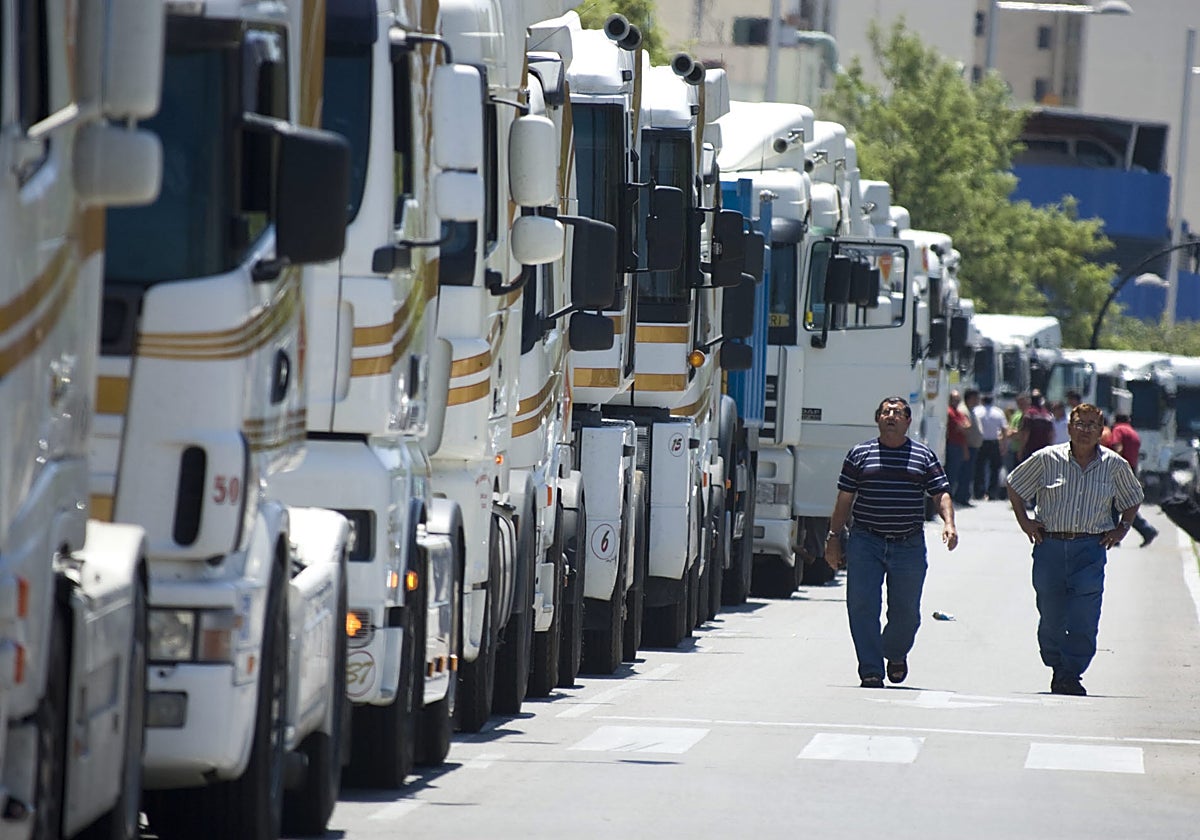 Protesta de camioneros en Cádiz por la subida del combustible