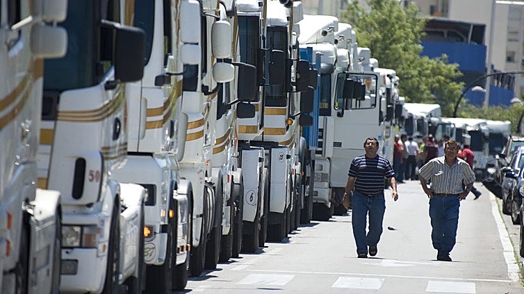 La falta de relevo pone al límite al transporte gaditano de mercancías por carreteras