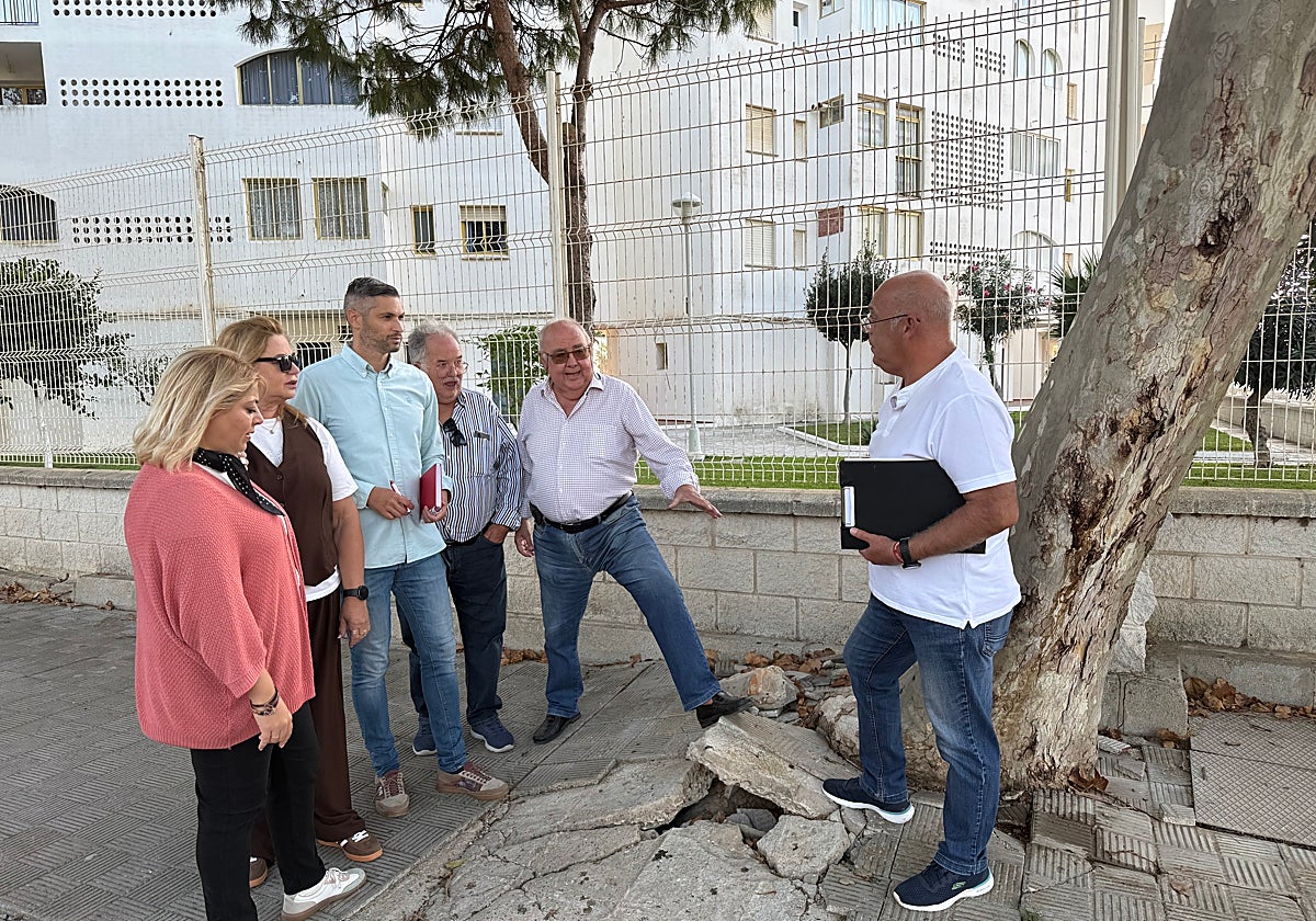 El PSOE clama por el deterioro de Valdelagrana: «Esto parece más una zona de guerra; es insostenible»