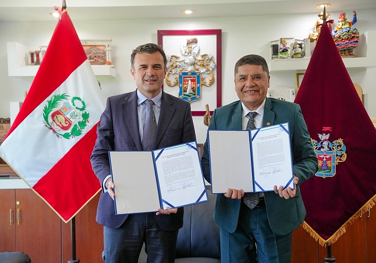 El alcalde de Cádiz, Bruno García, con el alcalde de Arequipa