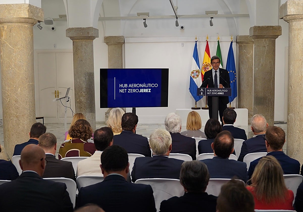 El consejero paradela ha explicado este jueves los empresarios la situación en al que se encuentra el desarrollo del 'hub' aeronáutico de Jerez