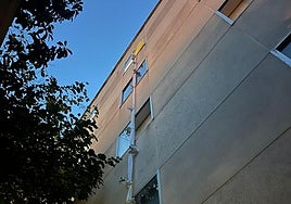 Un preso se fuga del Hospital de Jerez con sábanas por la ventana y huye en patinete eléctrico