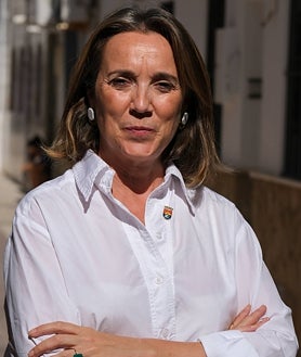 Imagen secundaria 2 - Cuca Gamarra durante su visita a Barbate