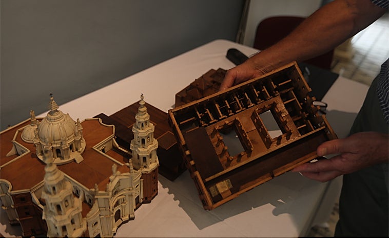 Imagen principal - Restauración en directo: así se desmonta y limpia la histórica Maqueta de Cádiz