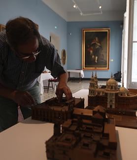 Imagen secundaria 2 - Restauración en directo: así se desmonta y limpia la histórica Maqueta de Cádiz