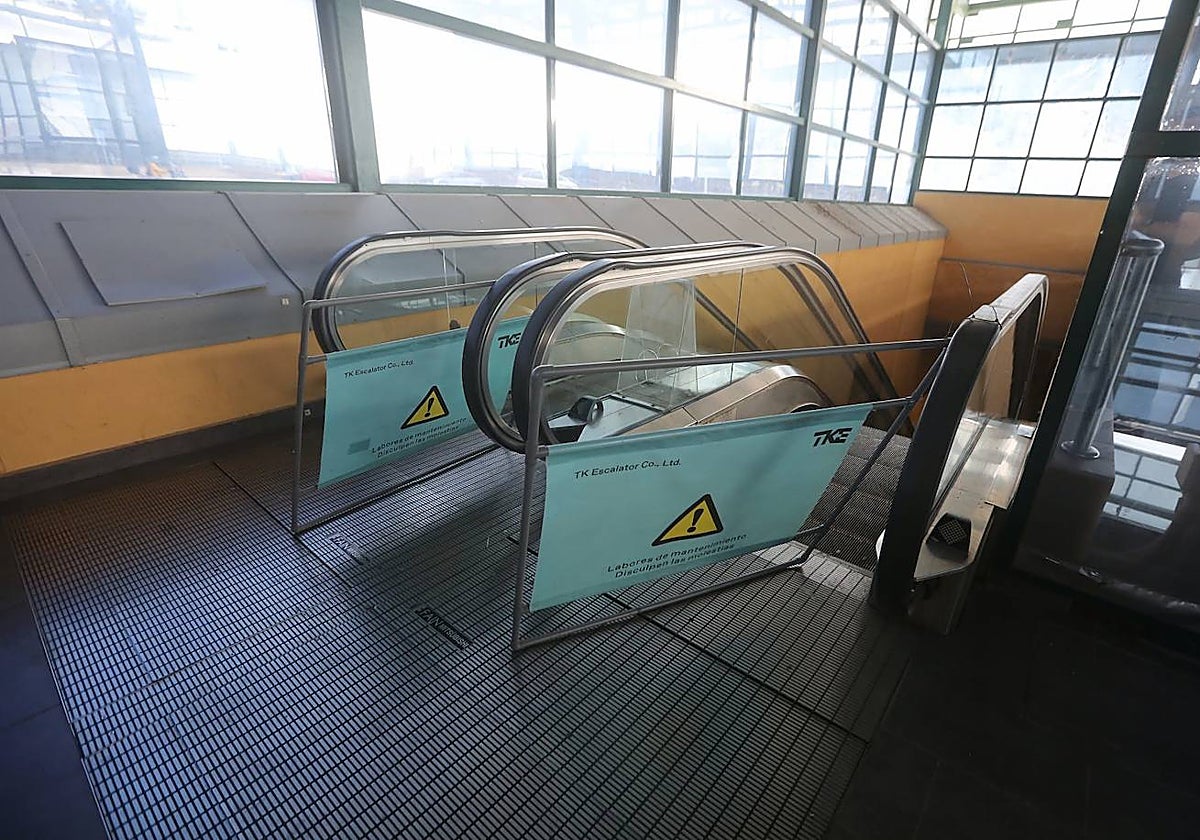 Escaleras mecánicas estropeadas en Puerto Real