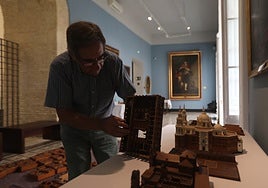 Restauración en directo: así se desmonta y limpia la histórica Maqueta de Cádiz