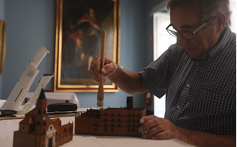 Imagen principal - Restauración en directo: así se desmonta y limpia la histórica Maqueta de Cádiz