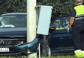 Accidente en Cortadura: un coche se empotra contra una farola en la entrada a Cádiz