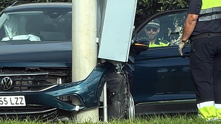 Accidente en Cortadura: un coche se empotra contra una farola en la entrada a Cádiz