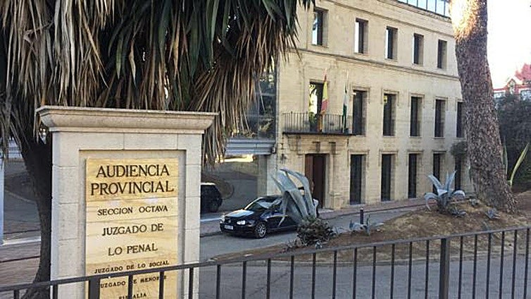 Condenada a prisión una notaria de Jerez por cometer fraude en una subasta de la conservera El Rey de Oros