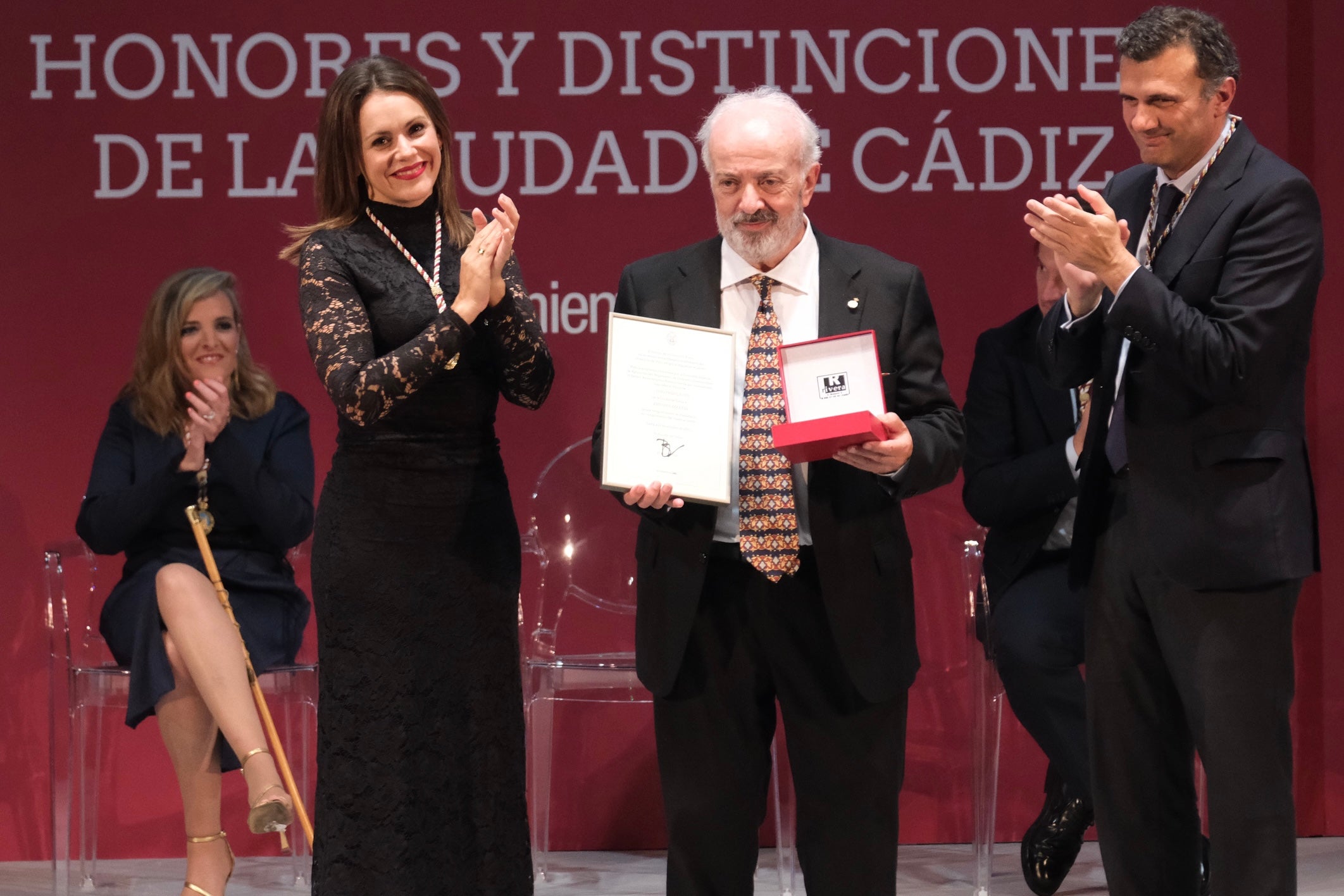 Fotos: La emoción marca la gala de entrega de Honores y Distinciones de Cádiz 2025