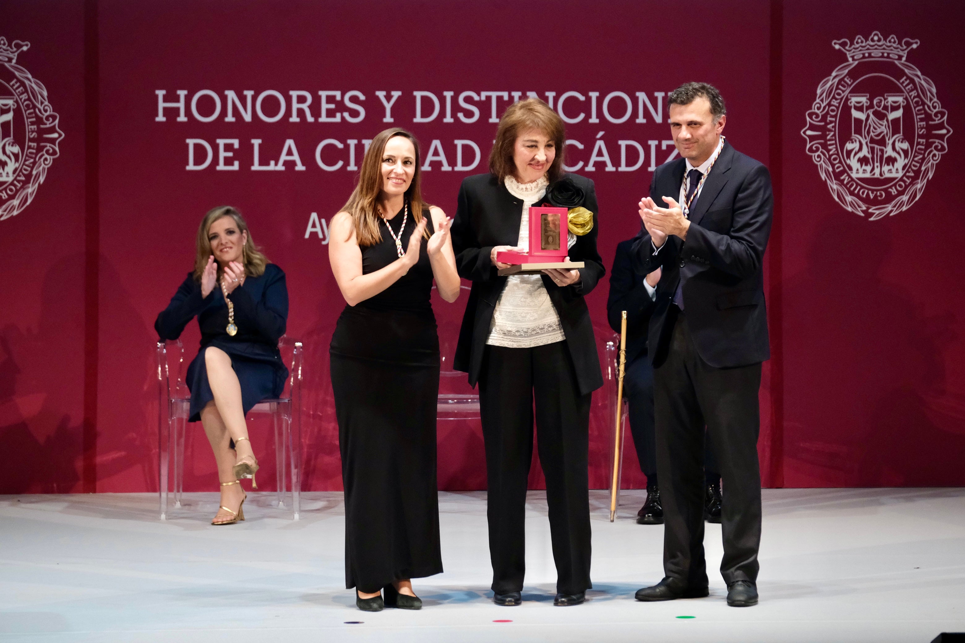 Fotos: La emoción marca la gala de entrega de Honores y Distinciones de Cádiz 2025