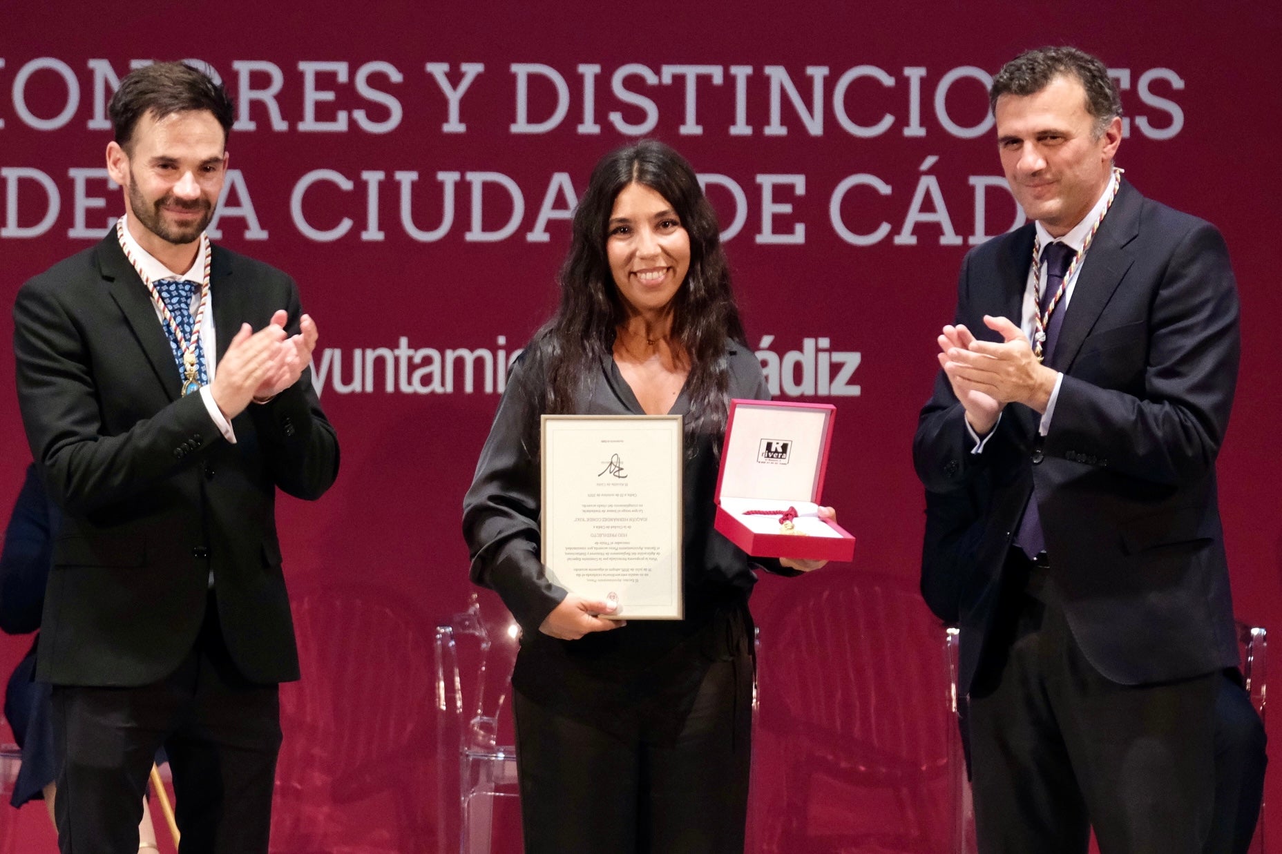 Fotos: La emoción marca la gala de entrega de Honores y Distinciones de Cádiz 2025