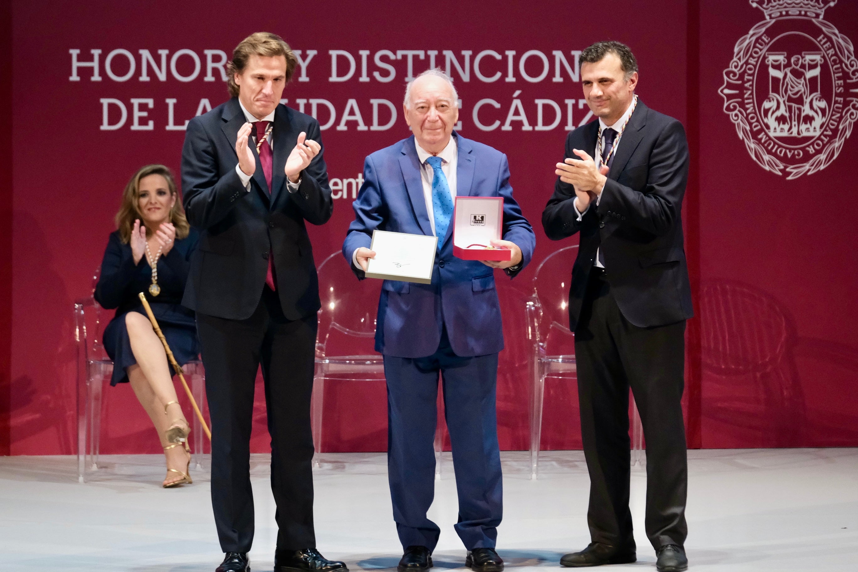 Fotos: La emoción marca la gala de entrega de Honores y Distinciones de Cádiz 2025