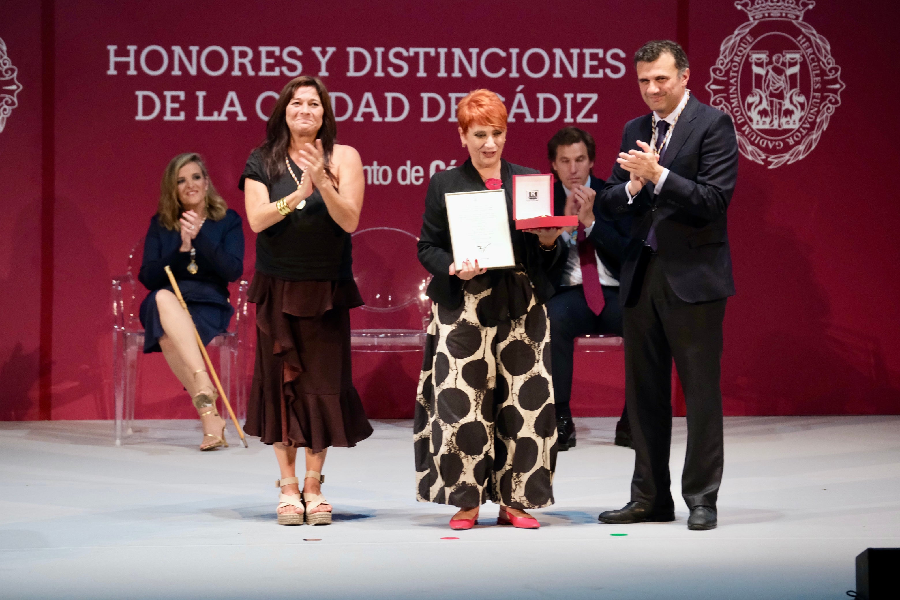 Fotos: La emoción marca la gala de entrega de Honores y Distinciones de Cádiz 2025