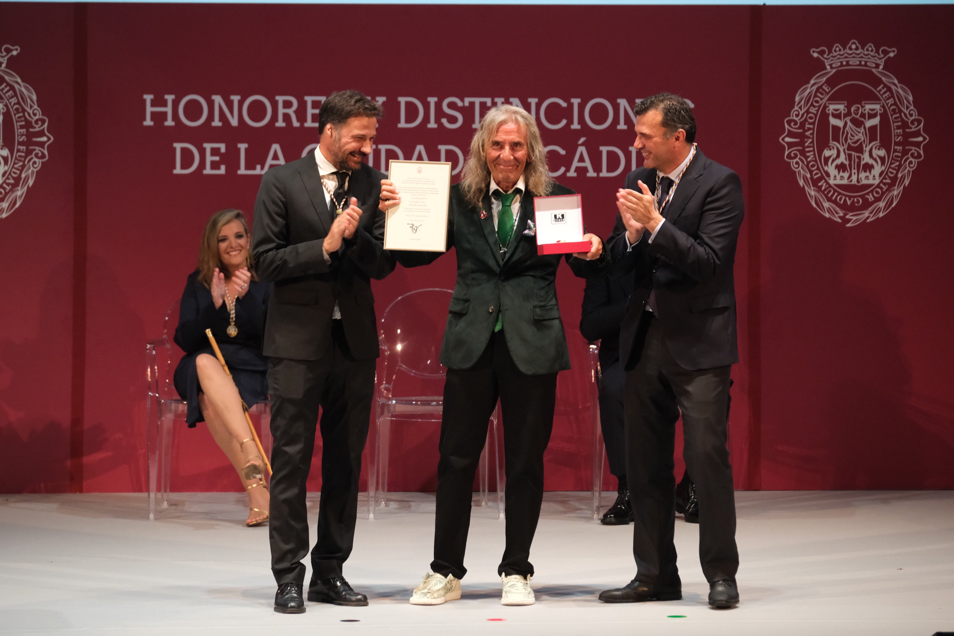 Fotos: La emoción marca la gala de entrega de Honores y Distinciones de Cádiz 2025