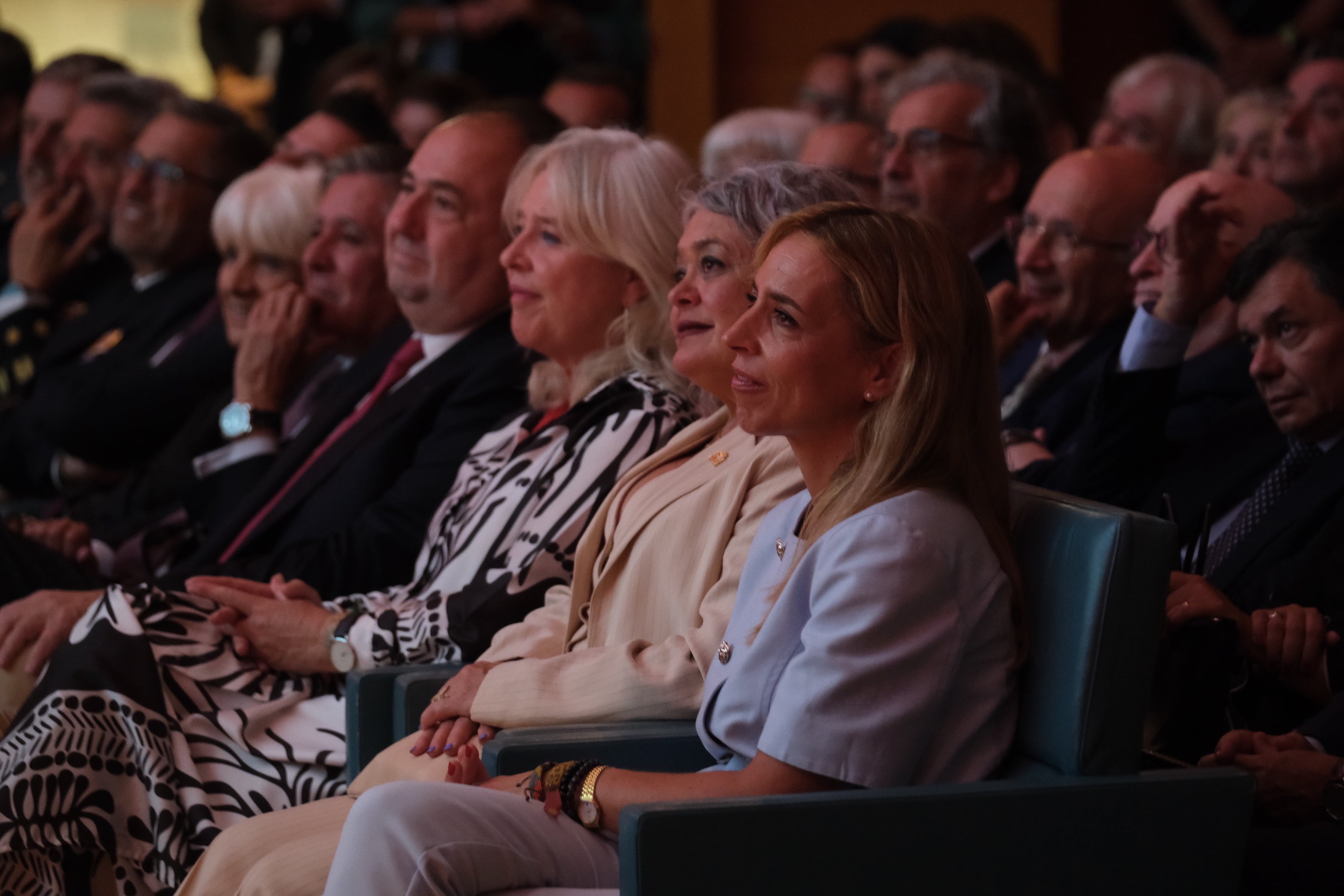 Fotos: La emoción marca la gala de entrega de Honores y Distinciones de Cádiz 2025