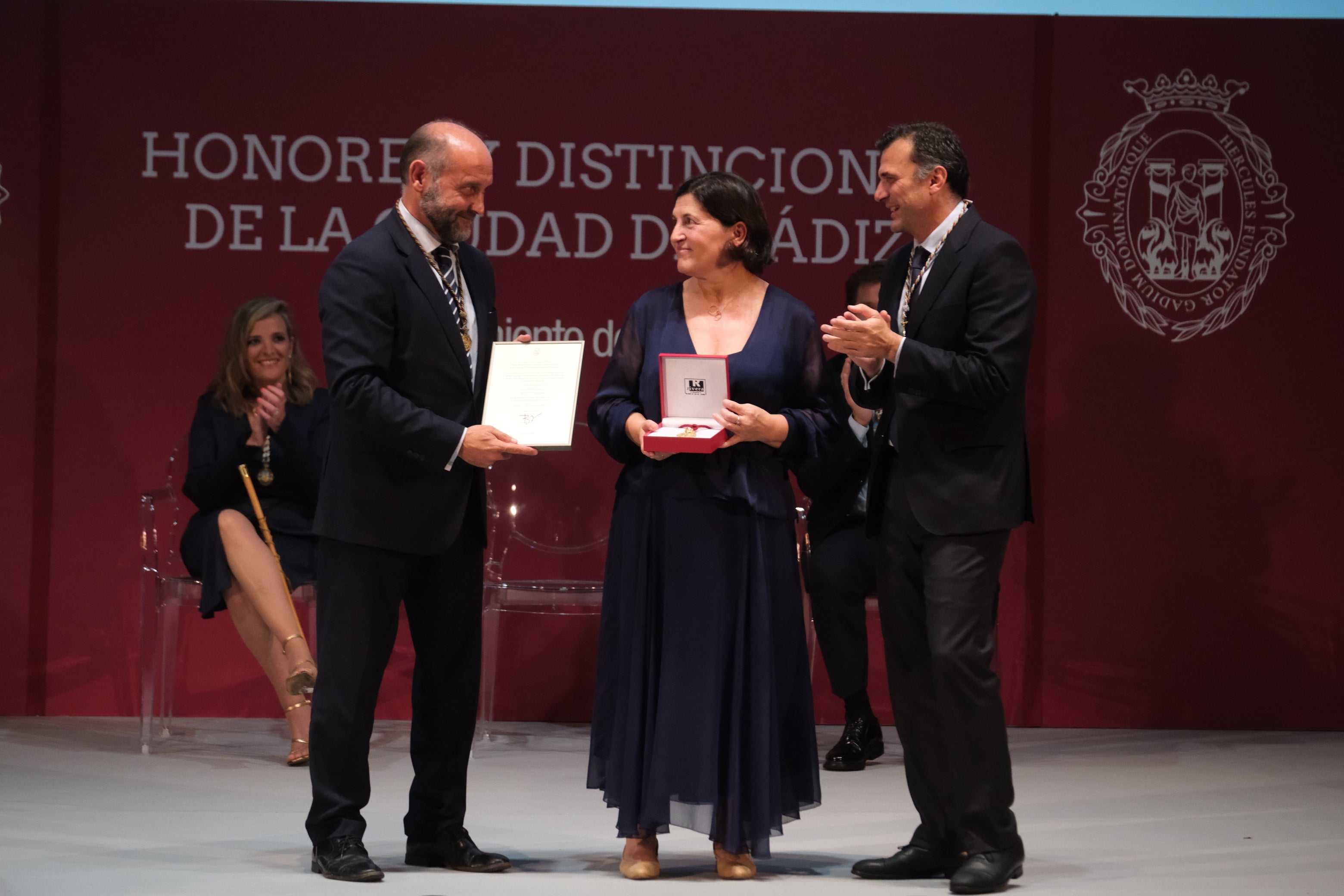 Fotos: La emoción marca la gala de entrega de Honores y Distinciones de Cádiz 2025