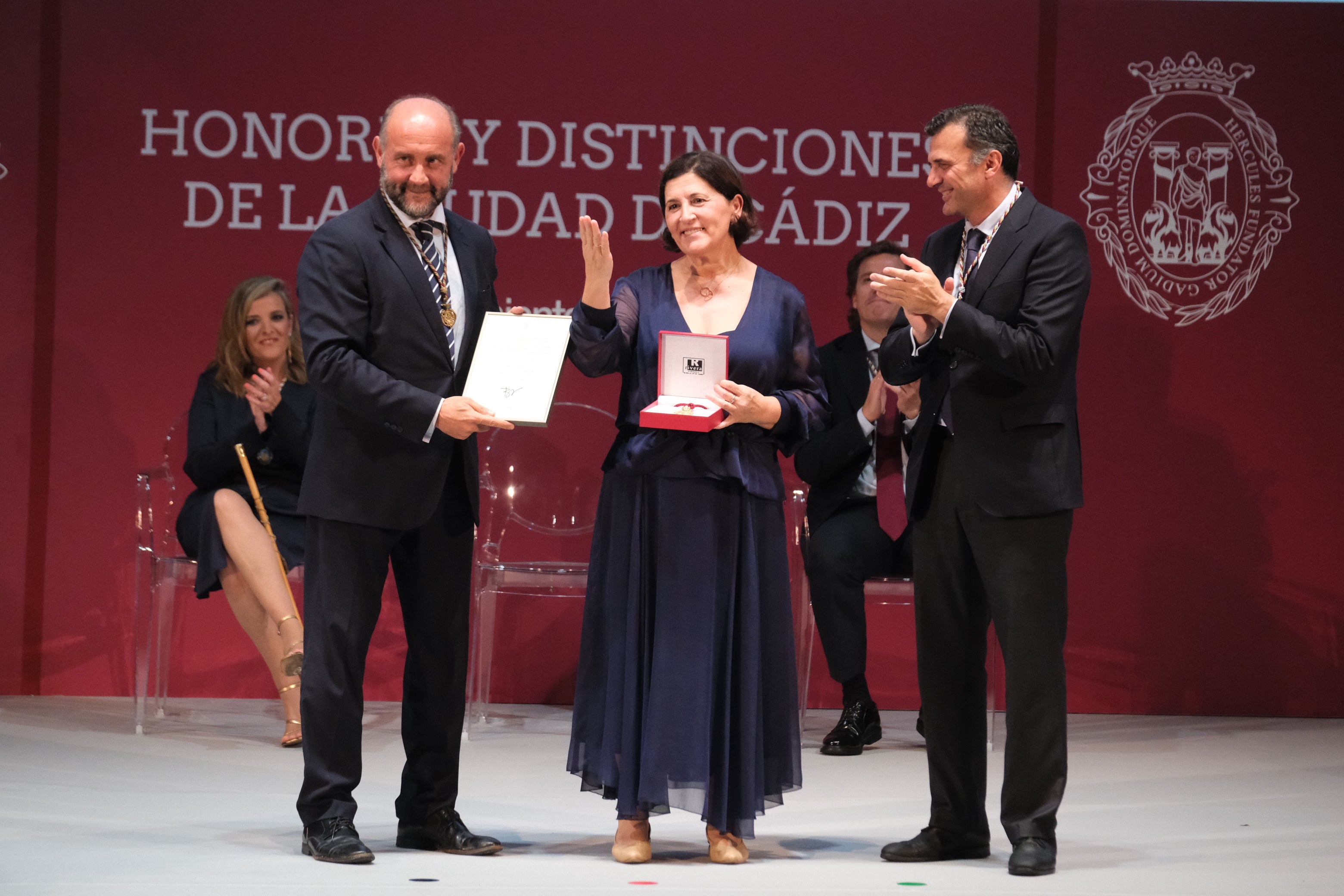 Fotos: La emoción marca la gala de entrega de Honores y Distinciones de Cádiz 2025