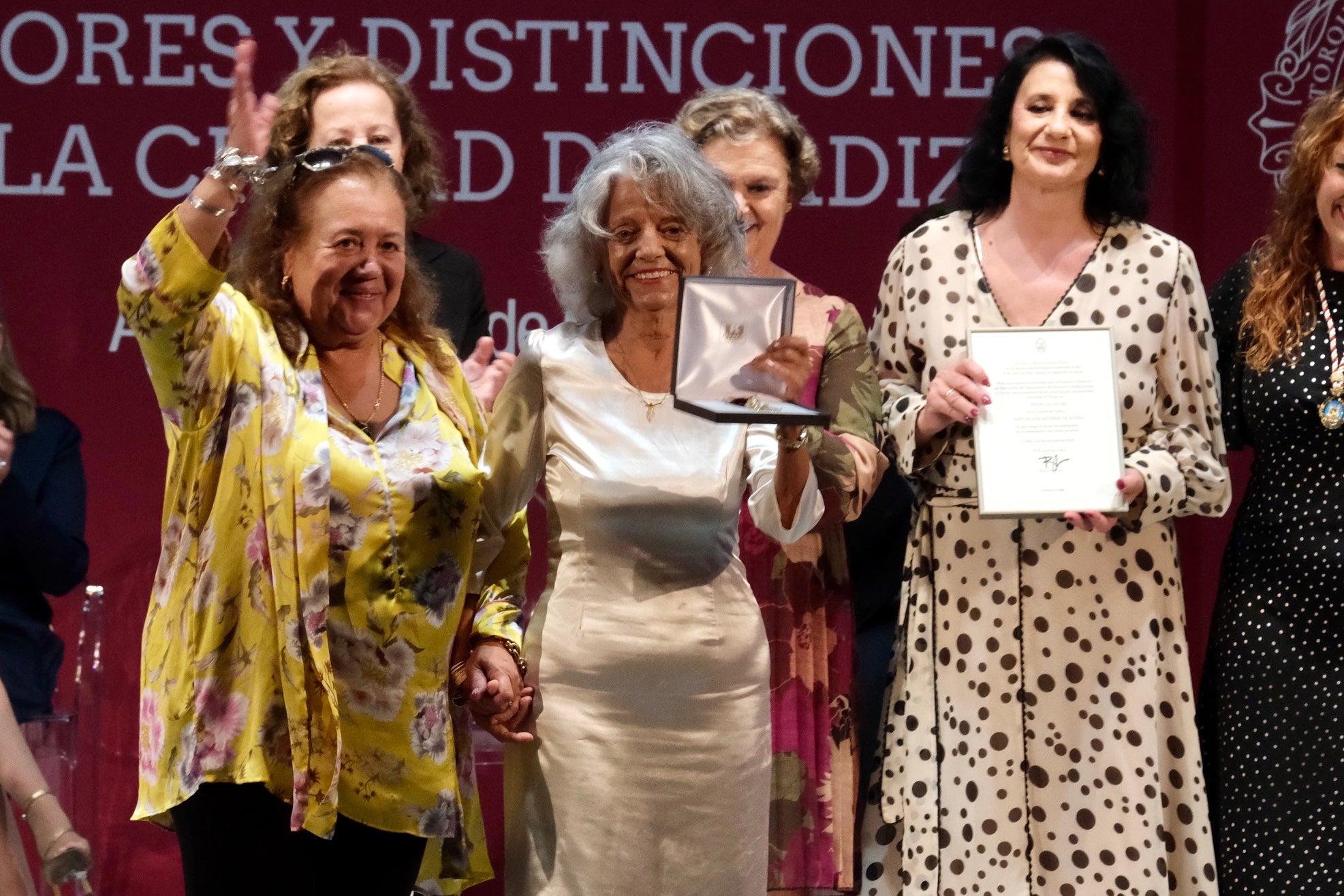 Fotos: La emoción marca la gala de entrega de Honores y Distinciones de Cádiz 2025