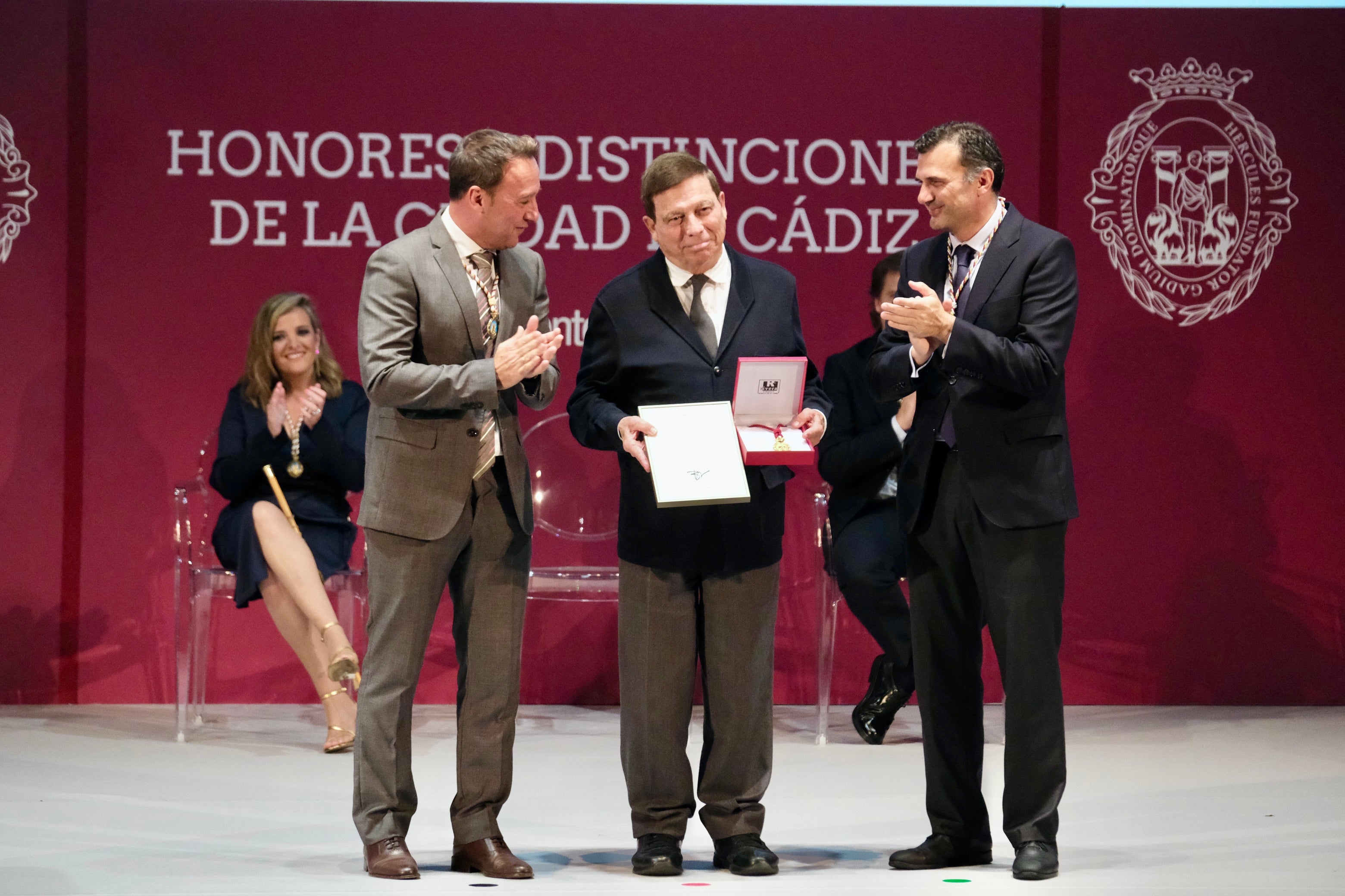 Fotos: La emoción marca la gala de entrega de Honores y Distinciones de Cádiz 2025