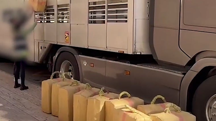 Hachís interceptado en un camión en una foto de archivo.