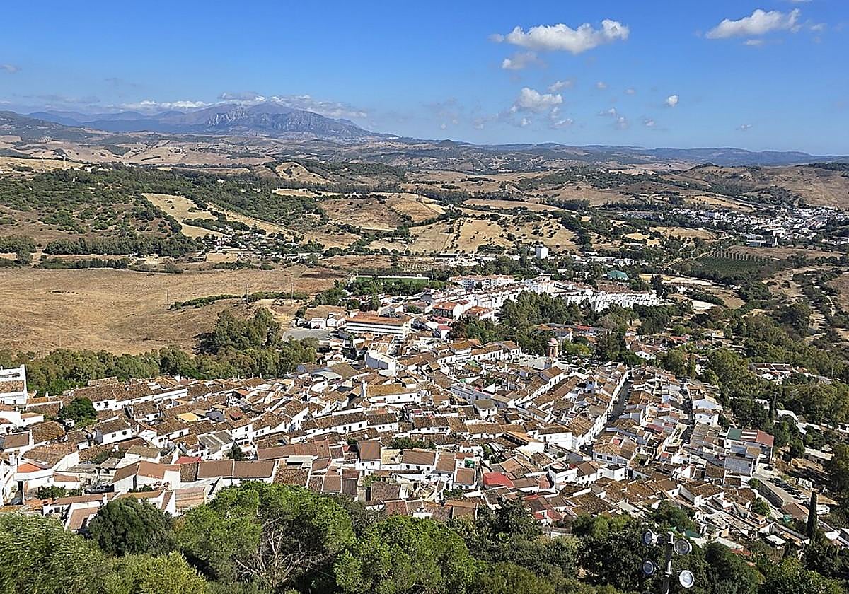 El pueblo de Cádiz que está rodeado de praderas verdes y tiene un impresionante castillo