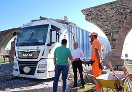 Un camión embiste y derriba parte del acueducto del SXVIII de El Cobre en Algeciras