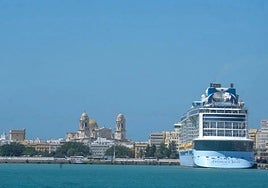 Marea de cruceristas en Cádiz: cuatro buques y más de 7.400 pasajeros llenan el puerto