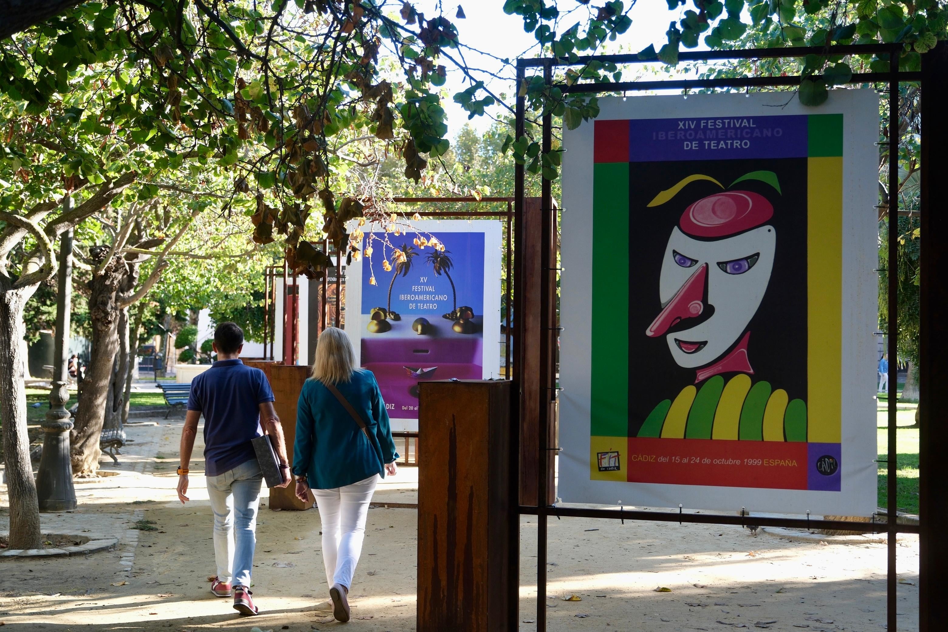 “40 años del FIT de Cádiz”: la exposición que recorre la memoria del festival en la Plaza de España