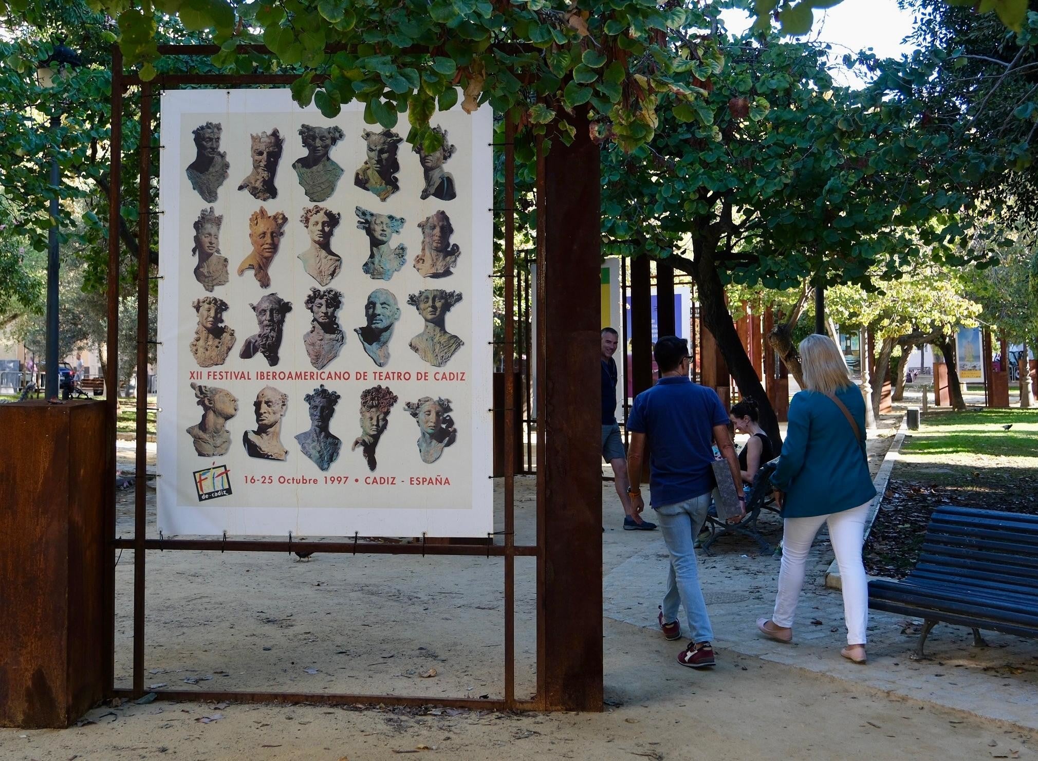 “40 años del FIT de Cádiz”: la exposición que recorre la memoria del festival en la Plaza de España