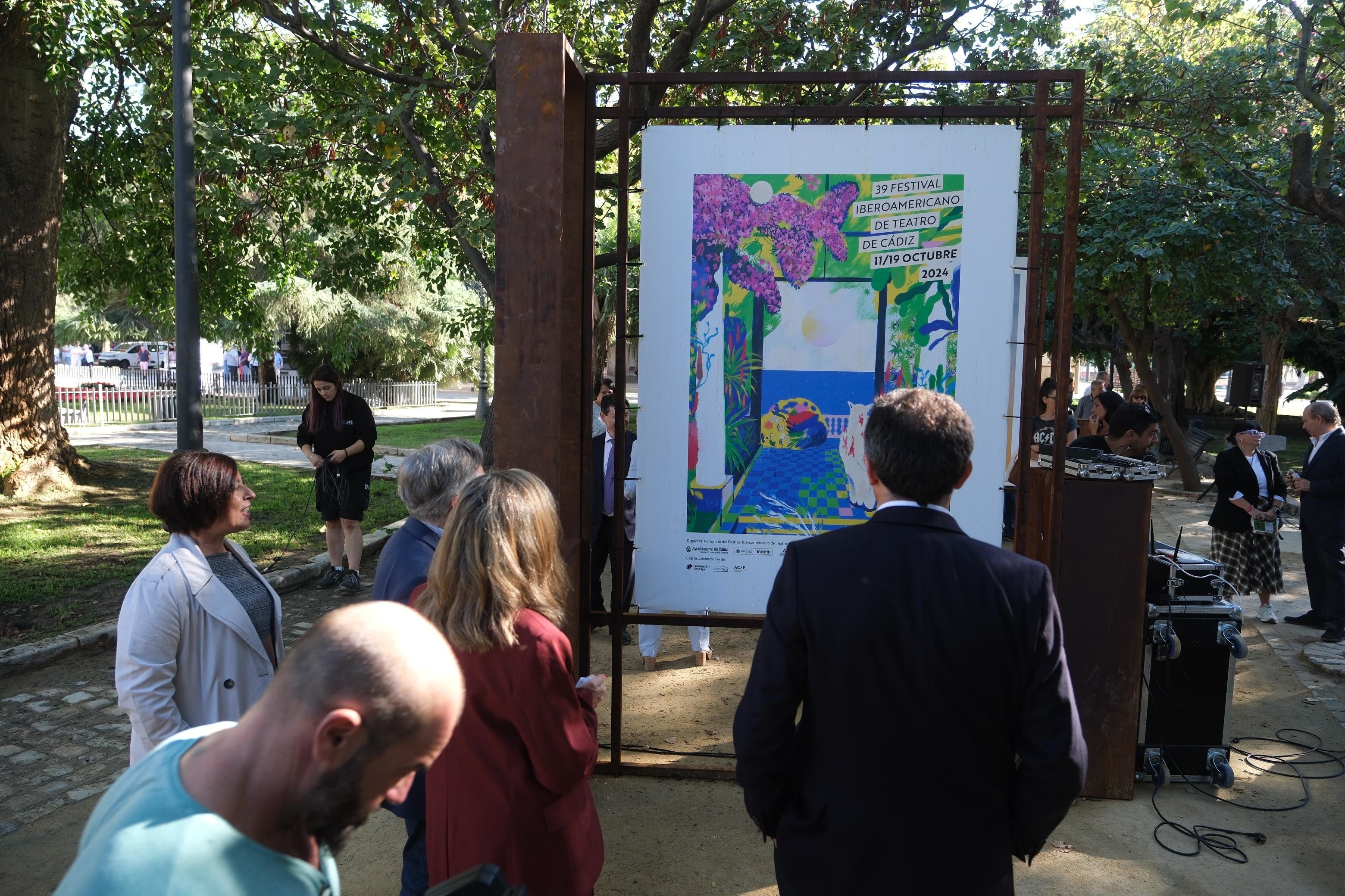 “40 años del FIT de Cádiz”: la exposición que recorre la memoria del festival en la Plaza de España