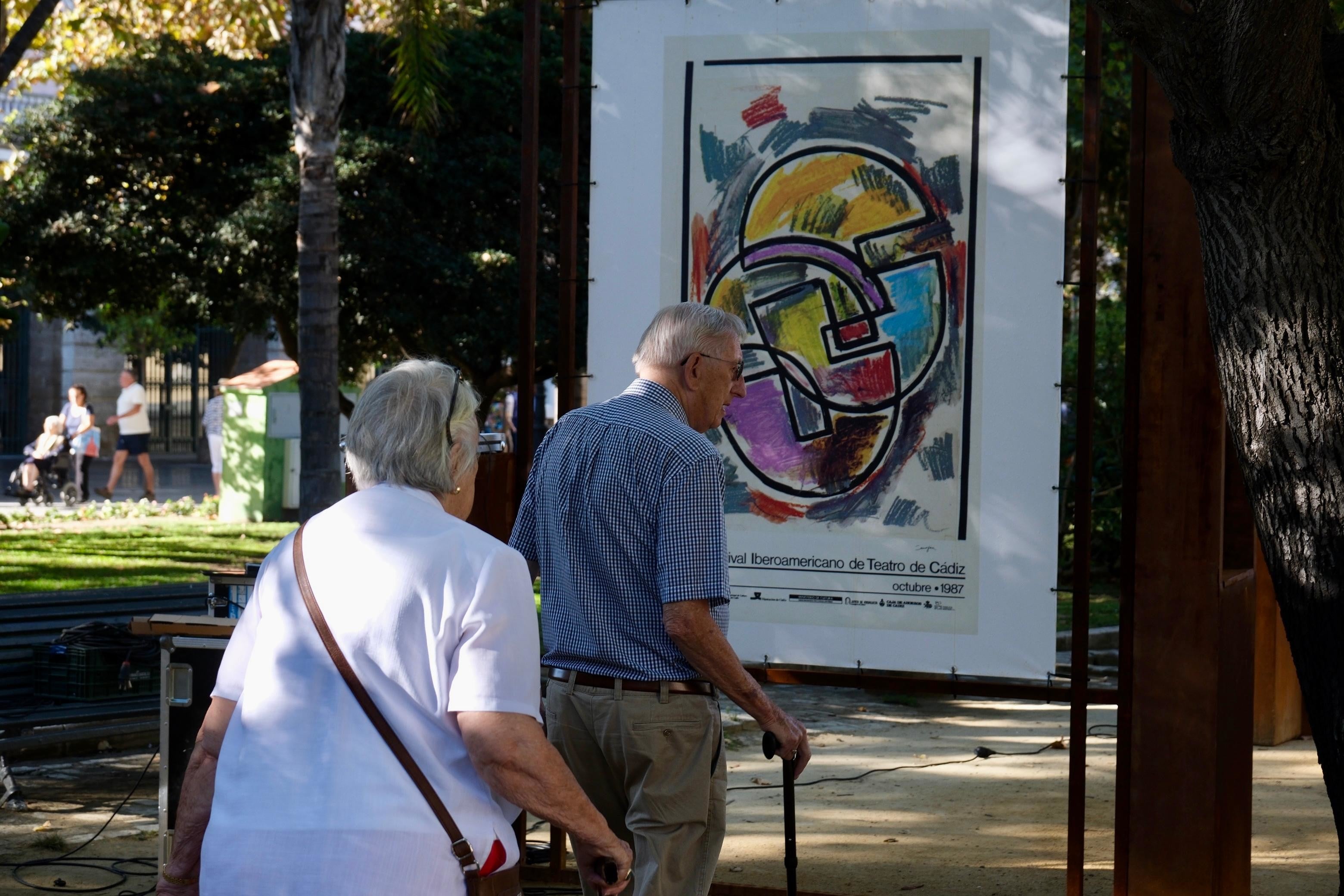 “40 años del FIT de Cádiz”: la exposición que recorre la memoria del festival en la Plaza de España
