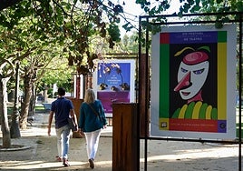 “40 años del FIT de Cádiz”: la exposición que recorre la memoria del festival en la Plaza de España