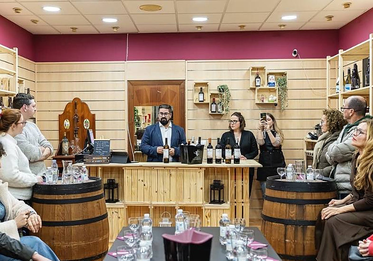 Joaquín Delgado durante uno de los cursos y catas en la vinoteca