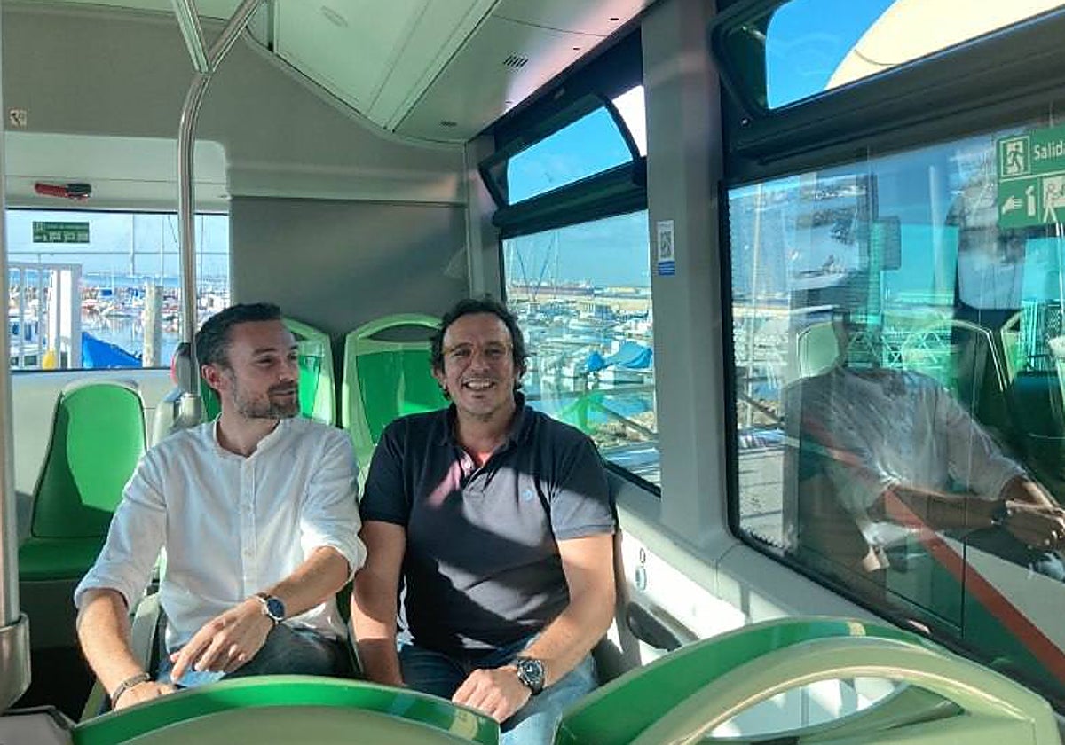 José María González y Martín Vila, en uno de los seis autobuses híbridos