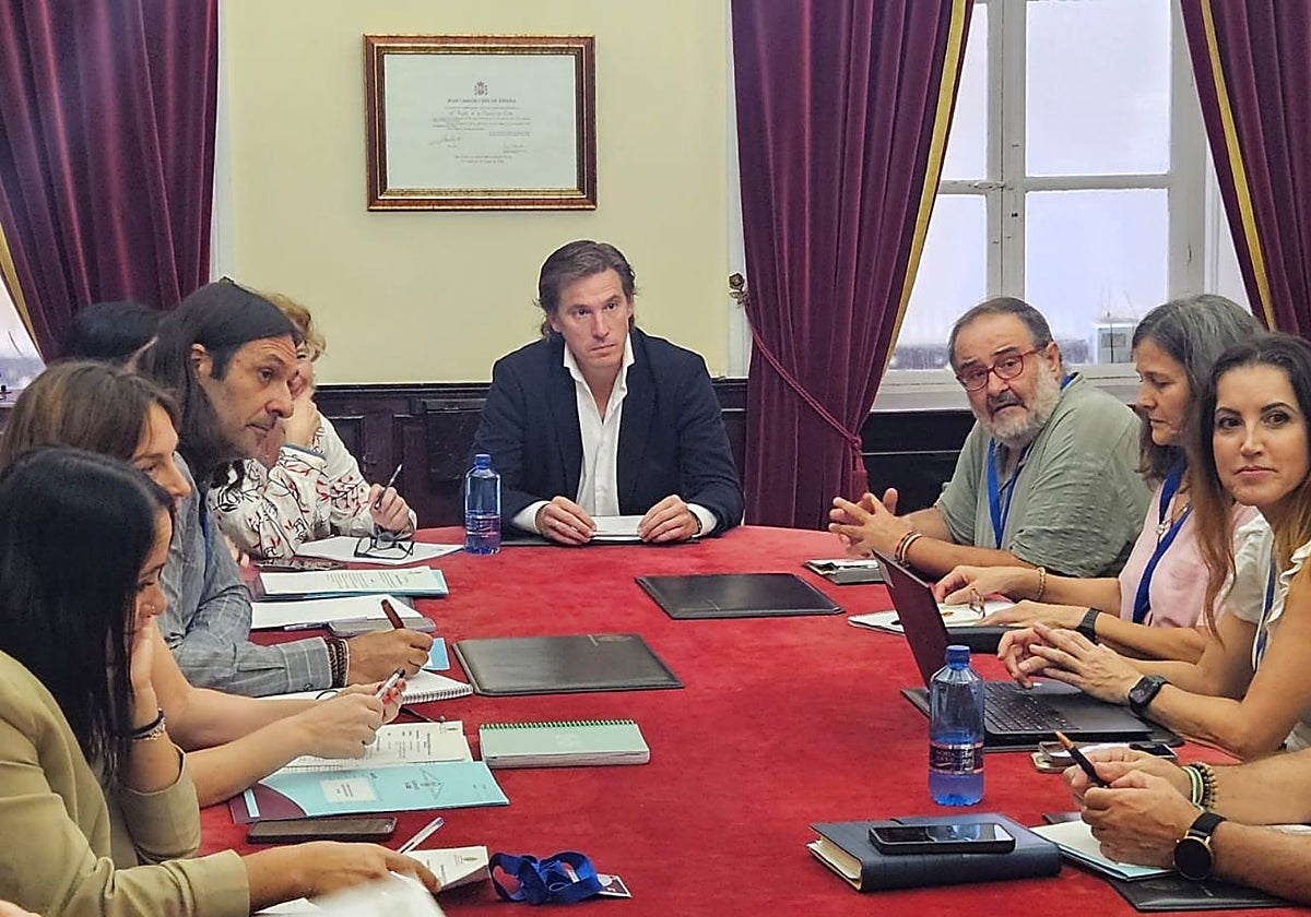 El Ayuntamiento de Cádiz celebra la Comisión Municipal de Absentismo Escolar.