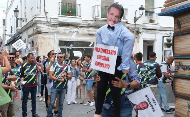 Manifestación de los policías locales por las calles de Chiclana