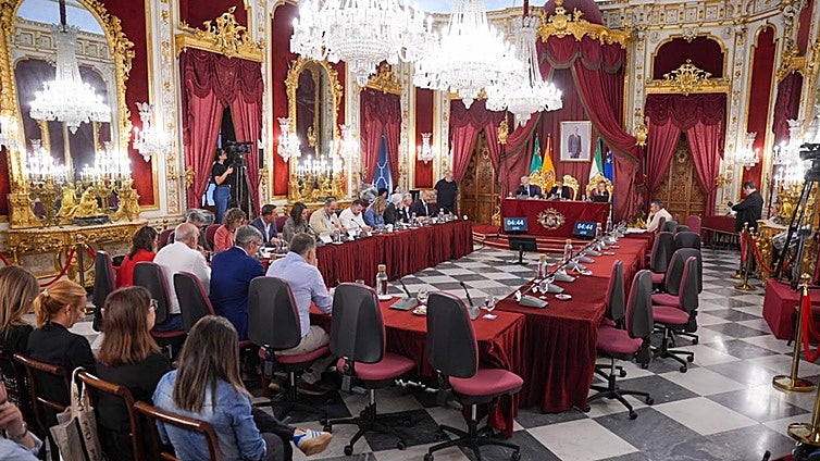 Un pleno exprés en la Diputación de Cádiz acaba en bronca con el abandono del PSOE