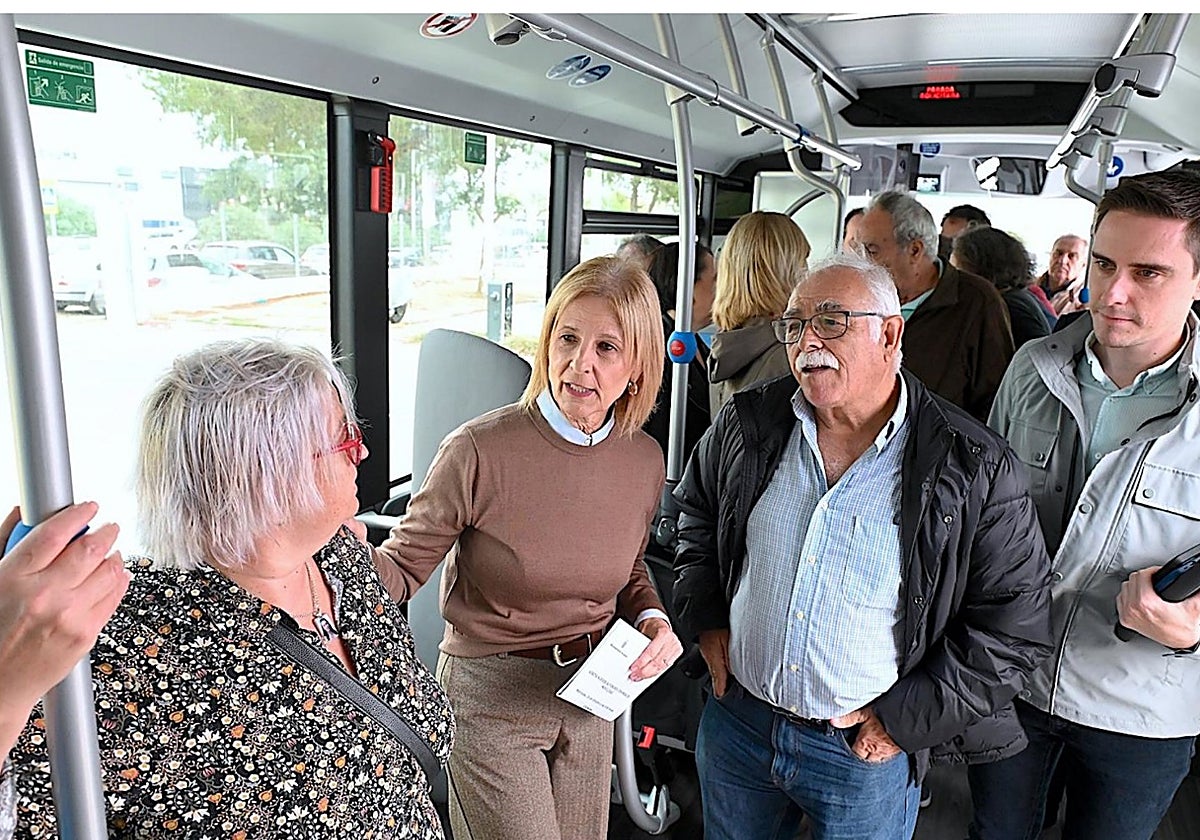 La alcaldesa de Jerez de la Frontera (Cádiz), María José García-Pelayo, junto a integrantes del Comité Ciudadano de Transporte